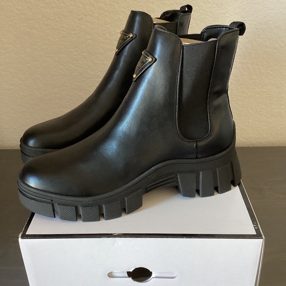 GUESS Women's Hestia Lug Sole Chelsea Booties, size 9.5 - Picture 1 of 12